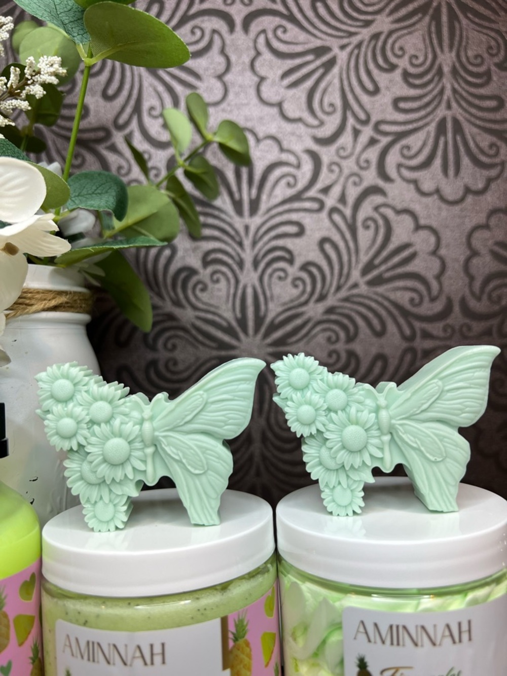 Aminnah- Fineapples Bath & Body Gift Set in Vibrant Yellow - Picture 5 of 5